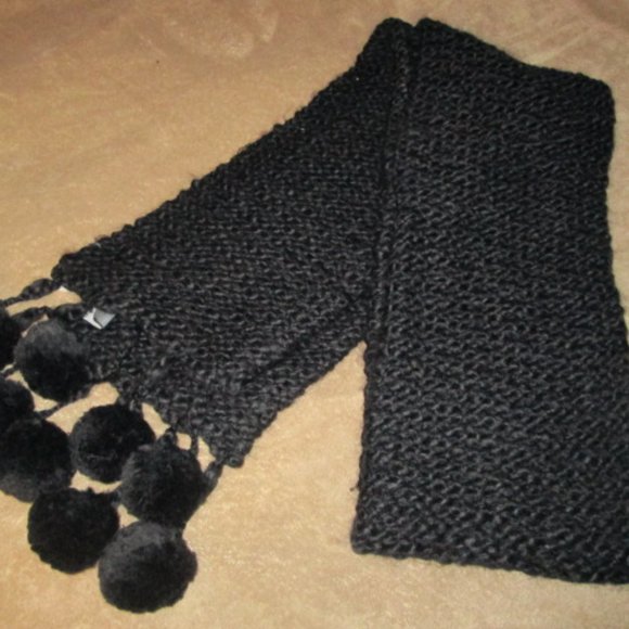 Guess winter scarf with pom poms - Picture 2 of 4